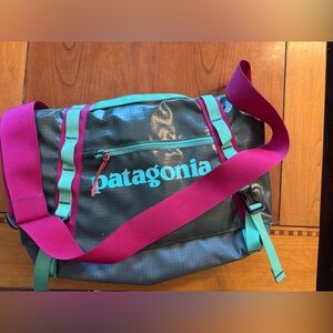 patagonia black hole messenger bag - nouveau green